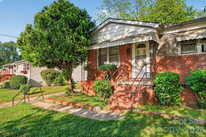 2308 Crestview Dr, Charlotte, NC 28216