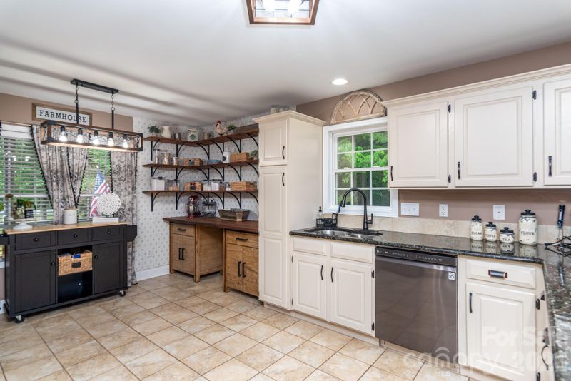 1091 Rollingwood Dr, Claremont, NC 28610