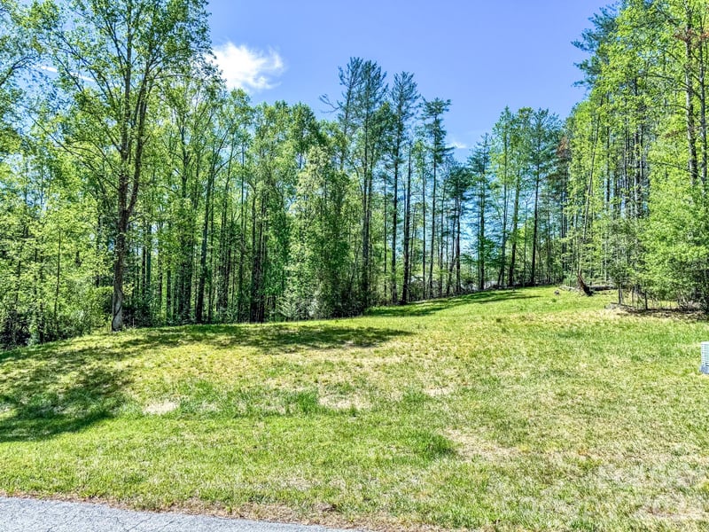 92 Crystal Heights Dr, Hendersonville, NC 28739