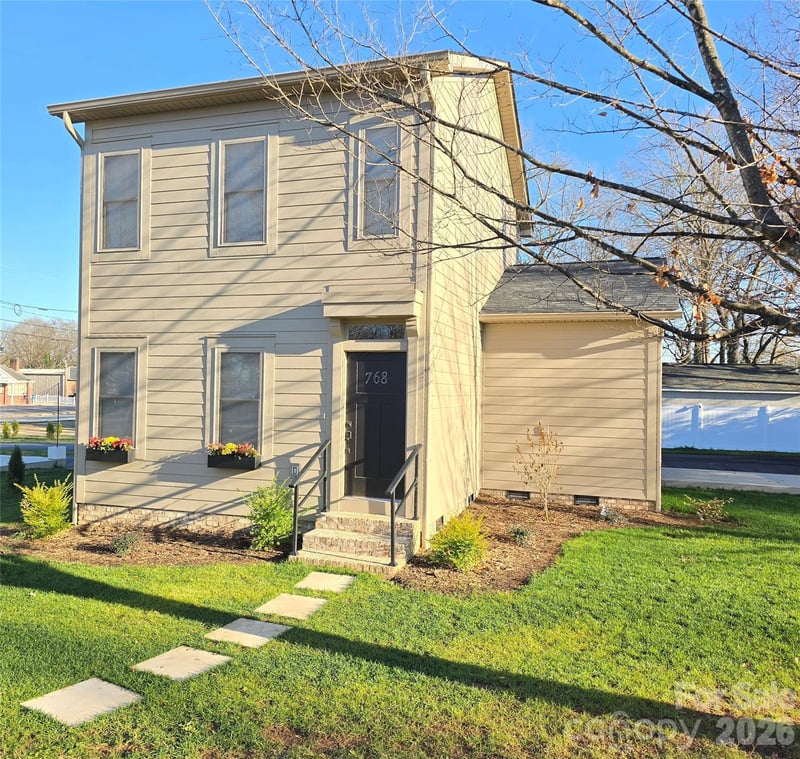 768 8th St NE, Hickory, NC 28601