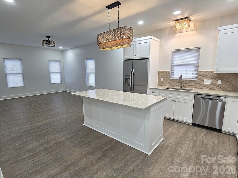 768 8th St NE, Hickory, NC 28601