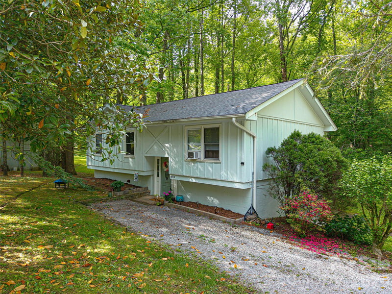 659 Salisbury Rd, Hendersonville, NC 28792