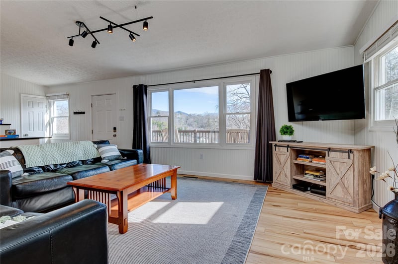 208 Altamahaw Ave, Black Mountain, NC 28711
