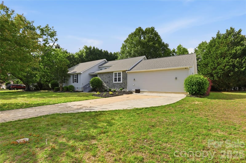 1689 Willowbrook Dr, Fort Mill, SC 29708