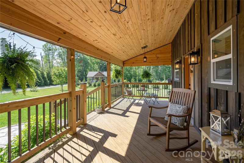 18 N Bear View Dr, Hendersonville, NC 28792