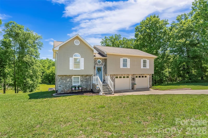 3104 Zion Church Rd, Hickory, NC 28602