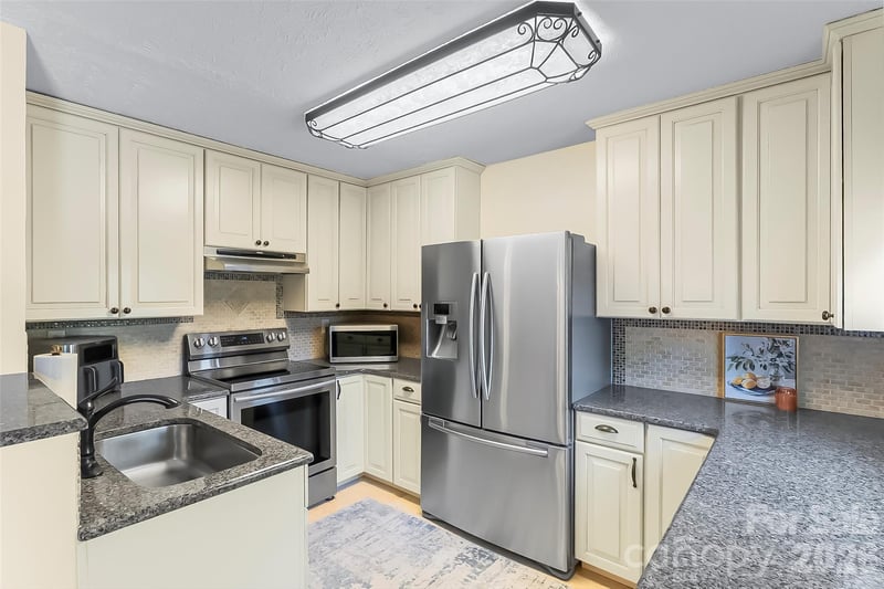 3104 Zion Church Rd, Hickory, NC 28602