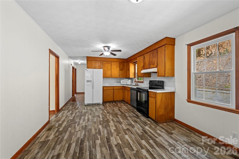 121 Dale Earnhardt Dr, Burnsville, NC 28714