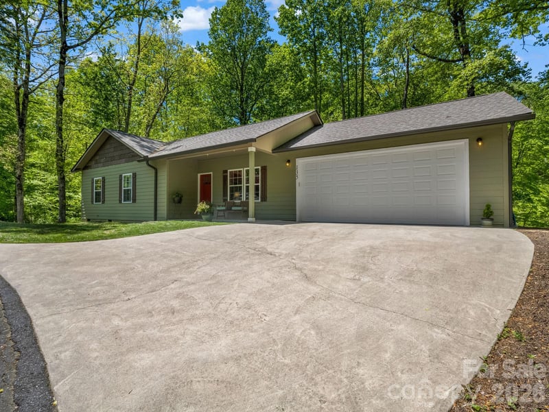 135 Half Moon Ln, Brevard, NC 28712