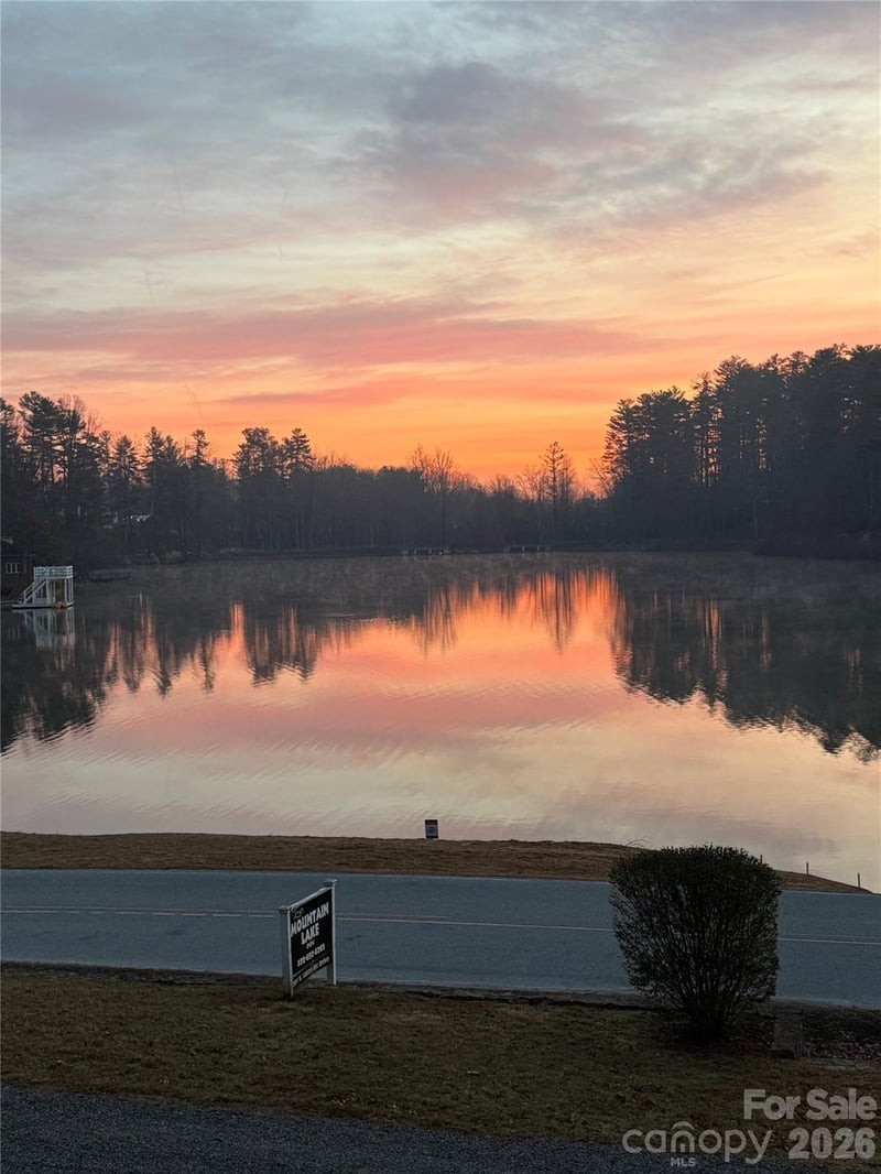 153 Oscelake Way, Hendersonville, NC 28739
