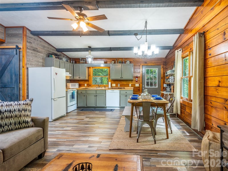 154 Cedarwood Dr, Waynesville, NC 28785