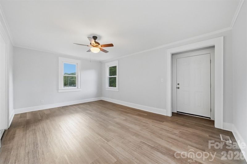 912 S Center St, Hickory, NC 28602
