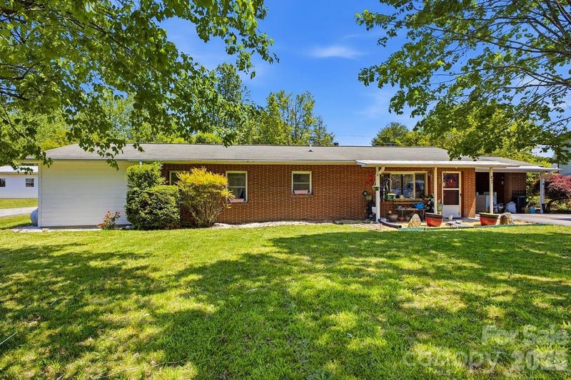 88 Lost Creek Dr, Flat Rock, NC 28731