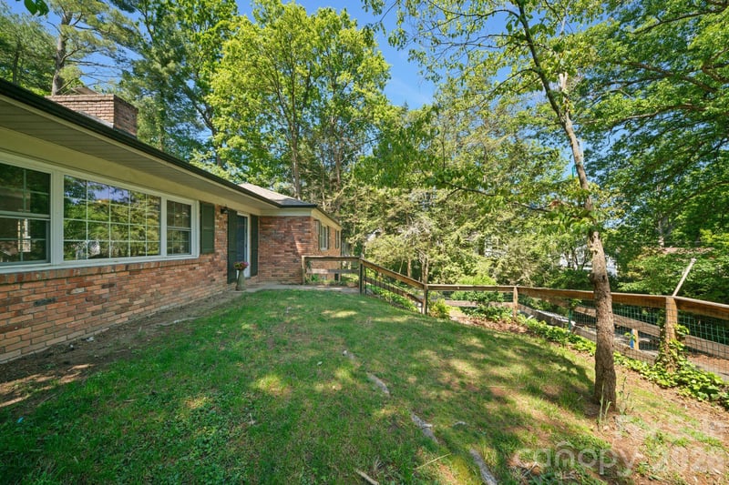 24 Warwick Pl, Asheville, NC 28804