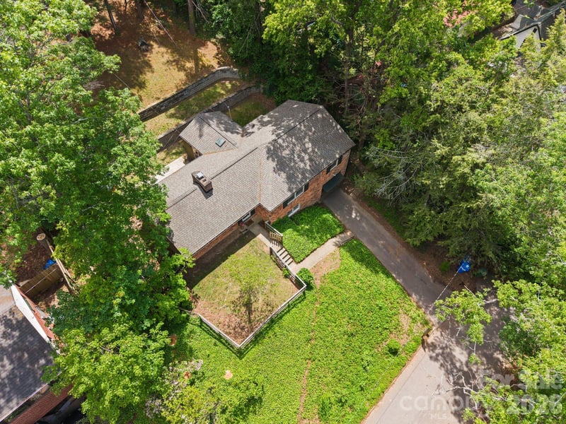24 Warwick Pl, Asheville, NC 28804