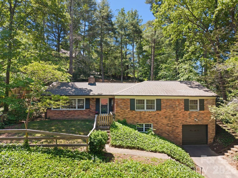24 Warwick Pl, Asheville, NC 28804