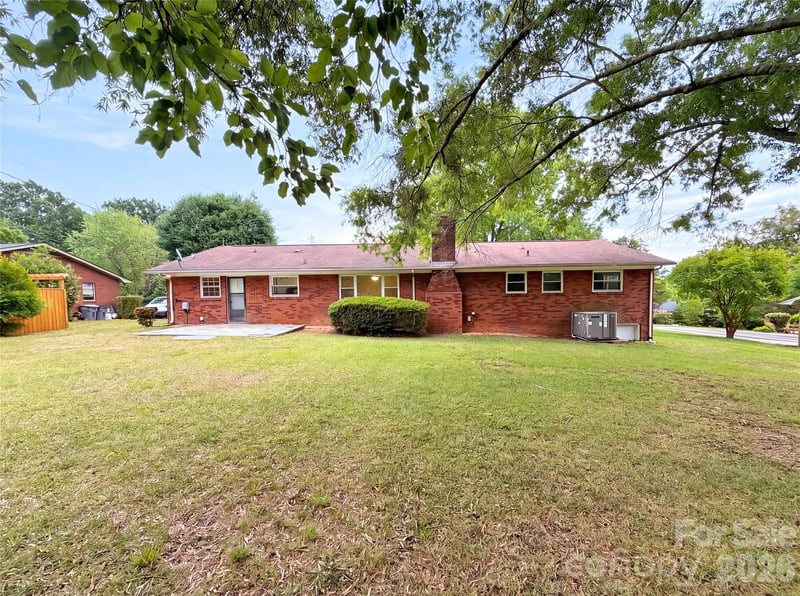 128 Greenview Dr, Kannapolis, NC 28081