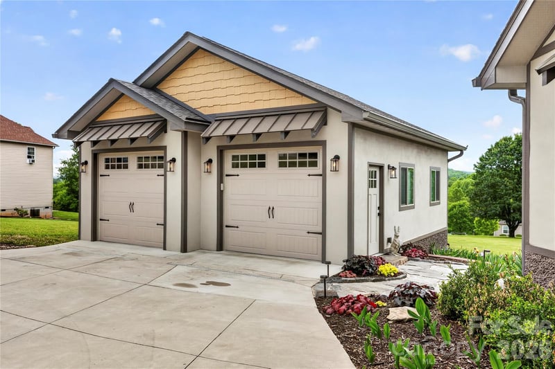 141 Round Top Cir, Mills River, NC 28759