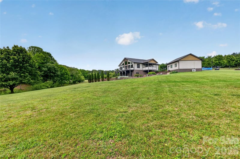 141 Round Top Cir, Mills River, NC 28759