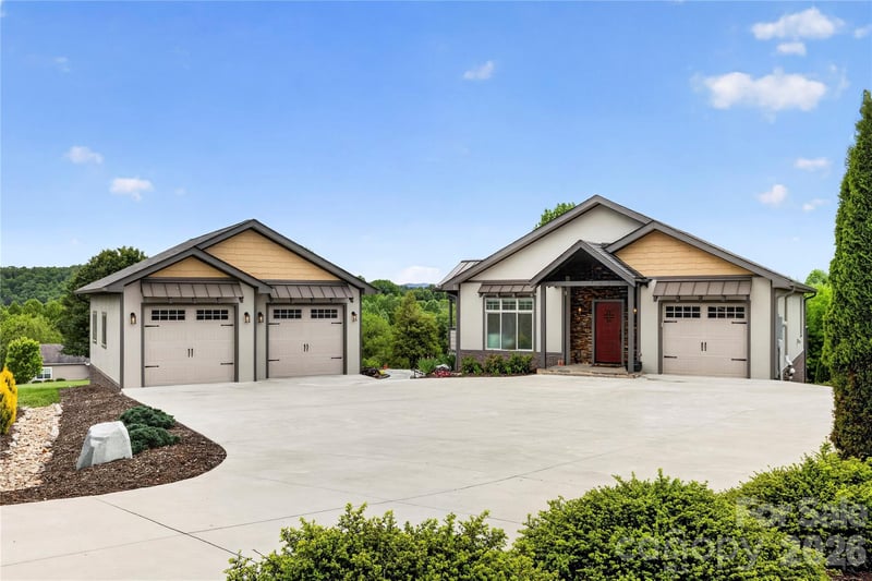 141 Round Top Cir, Mills River, NC 28759
