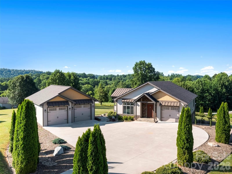 141 Round Top Cir, Mills River, NC 28759