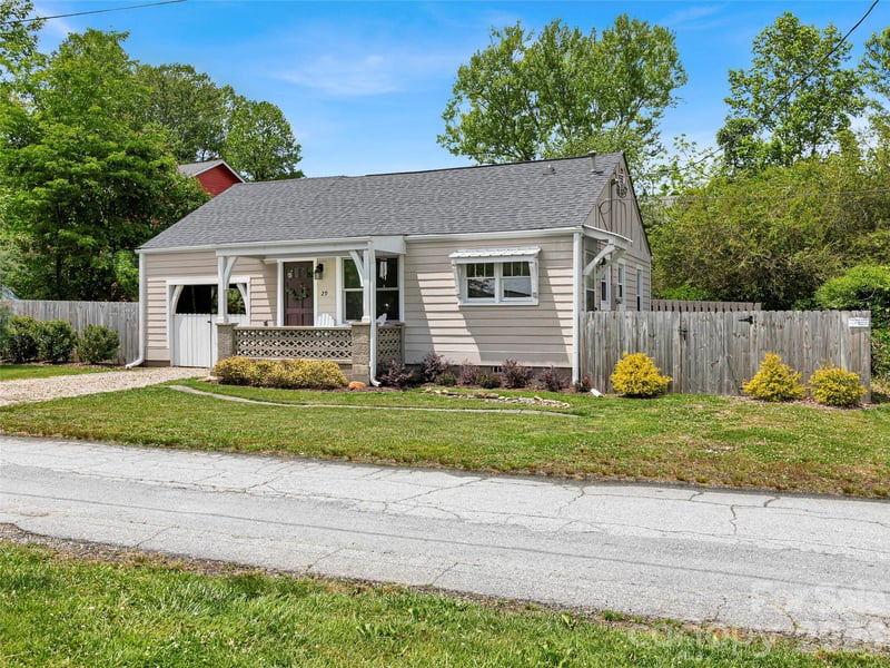 29 Salem St, Brevard, NC 28712