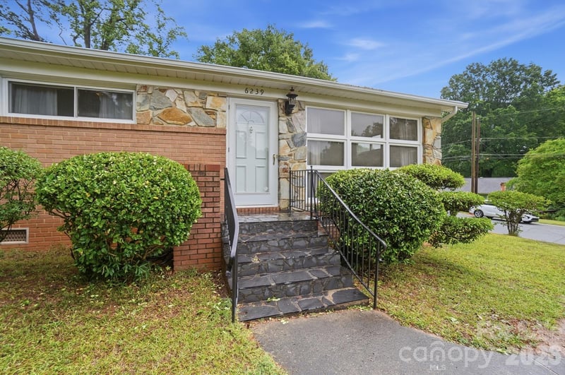 6239 Netherwood Dr, Charlotte, NC 28210
