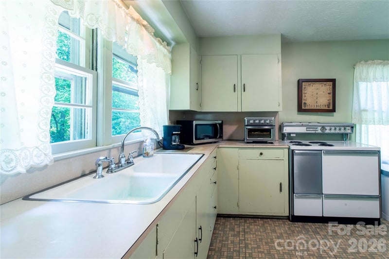 3004 Kanuga Rd, Hendersonville, NC 28739