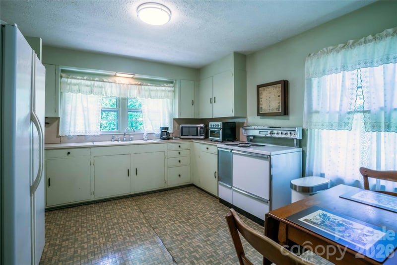 3004 Kanuga Rd, Hendersonville, NC 28739