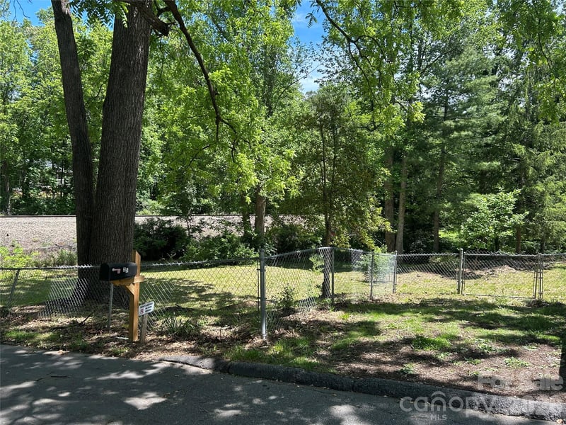 28 Pinecrest Dr, Asheville, NC 8803