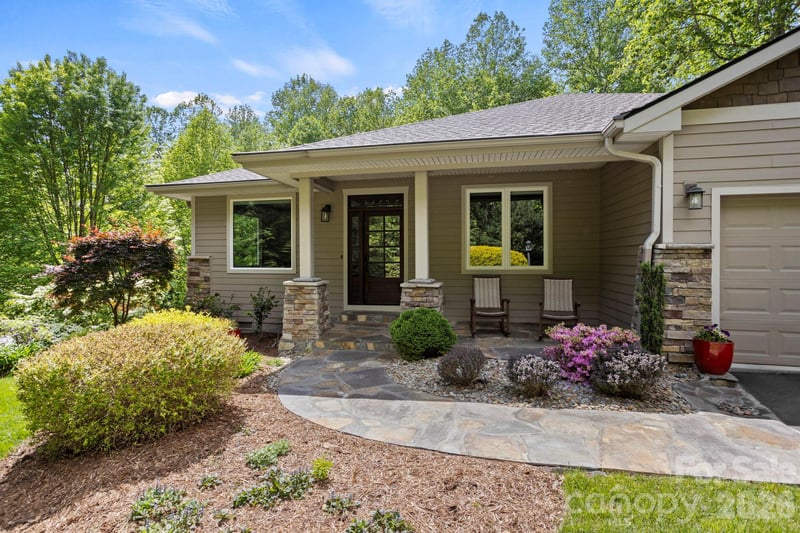 547 Pinnacle Peak Ln, Flat Rock, NC 28731