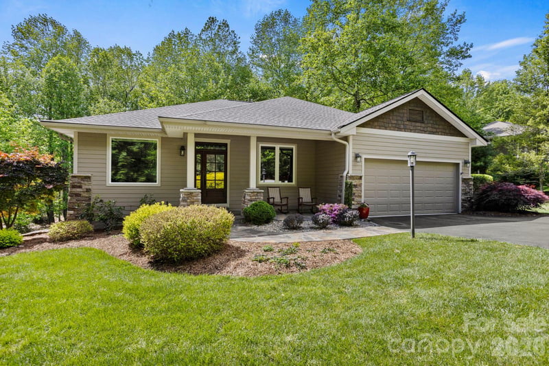 547 Pinnacle Peak Ln, Flat Rock, NC 28731