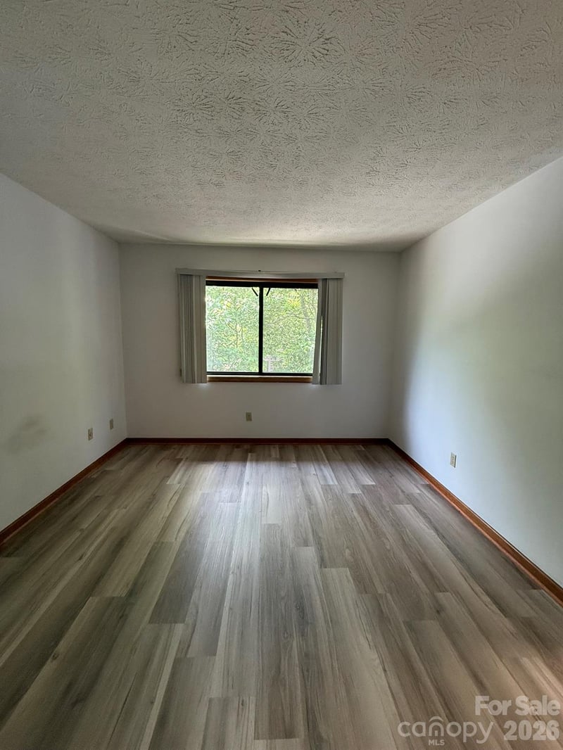 581 Courtwood Ln #6, Hendersonville, NC 28739