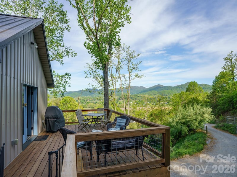 345 Moorehill Dr, Waynesville, NC 28786