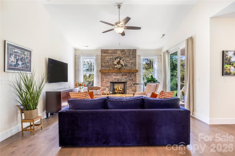376 Windy Acres Knoll Dr, Hendersonville, NC 28792