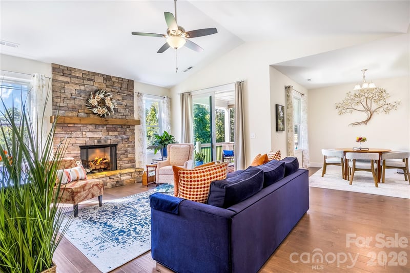 376 Windy Acres Knoll Dr, Hendersonville, NC 28792