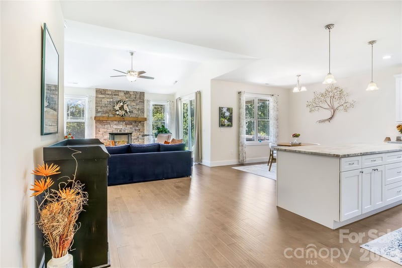 376 Windy Acres Knoll Dr, Hendersonville, NC 28792