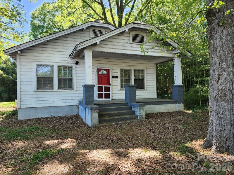 209 W 1st St, Lowell, NC 28098