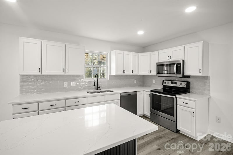 10107 Clairemore Pl, Charlotte, NC 28216