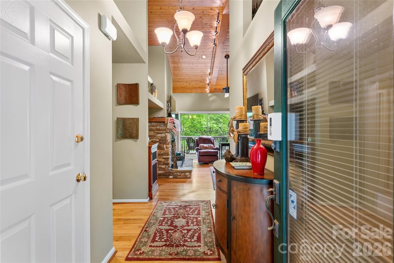 560 Toxaway Ct, Lake Toxaway, NC 28747