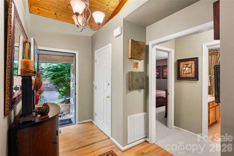 560 Toxaway Ct, Lake Toxaway, NC 28747