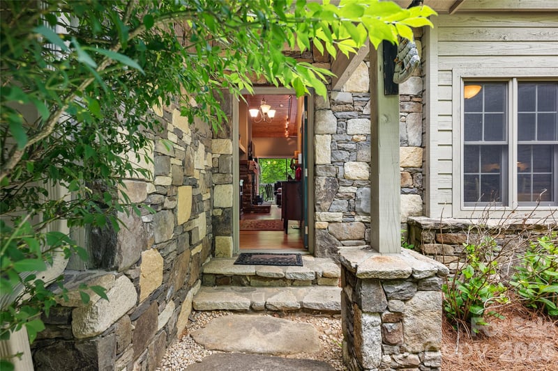 560 Toxaway Ct, Lake Toxaway, NC 28747