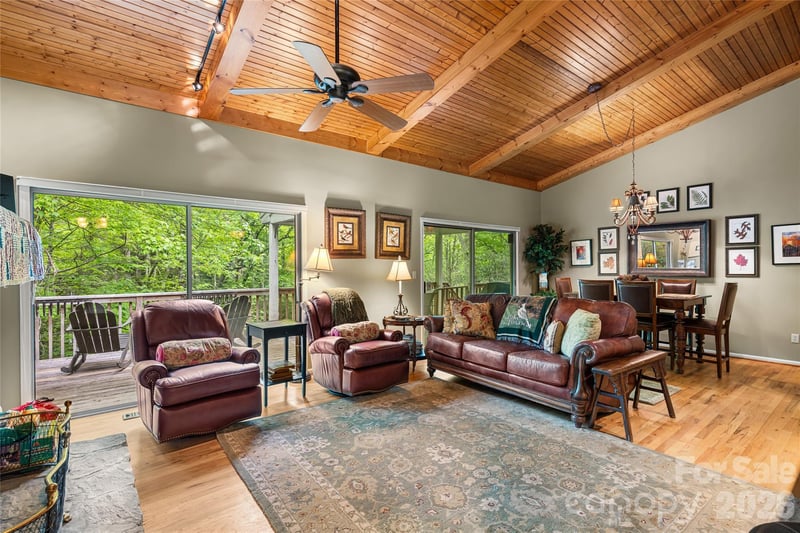 560 Toxaway Ct, Lake Toxaway, NC 28747