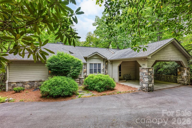 560 Toxaway Ct, Lake Toxaway, NC 28747