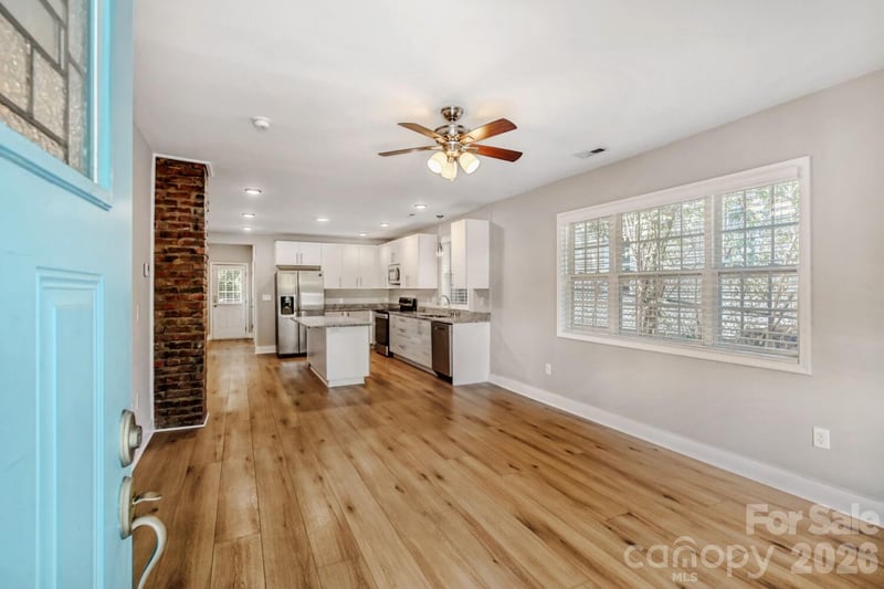 1521 Hawthorne Ln, Charlotte, NC 28205