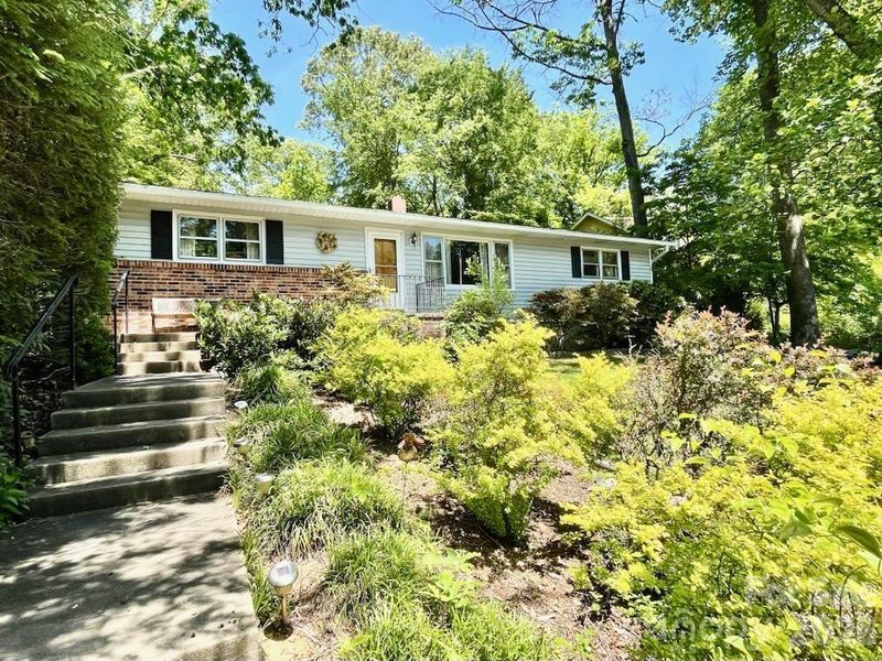 213 N Park Ln, Black Mountain, NC 28711