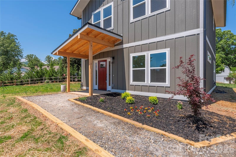 32 Oak Hill Rd, Candler, NC 28715