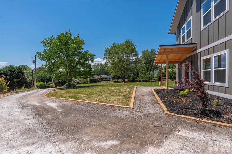 32 Oak Hill Rd, Candler, NC 28715