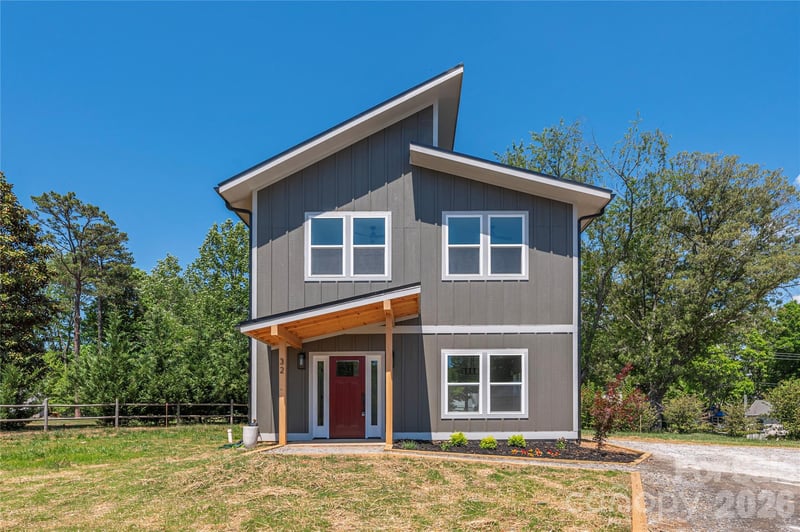 32 Oak Hill Rd, Candler, NC 28715