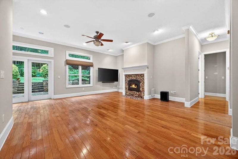 94 Oak Hollow Dr, Asheville, NC 28805